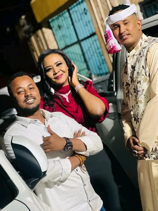 شاهد بالفيديو.. في لقطة نالت إعجاب الجمهور.. فنان الربابة “ود دوبا” يوقف حفل جماهيري ويتدخل لإنقاذ أحد معجبيه من قبضة رجال الشرطة