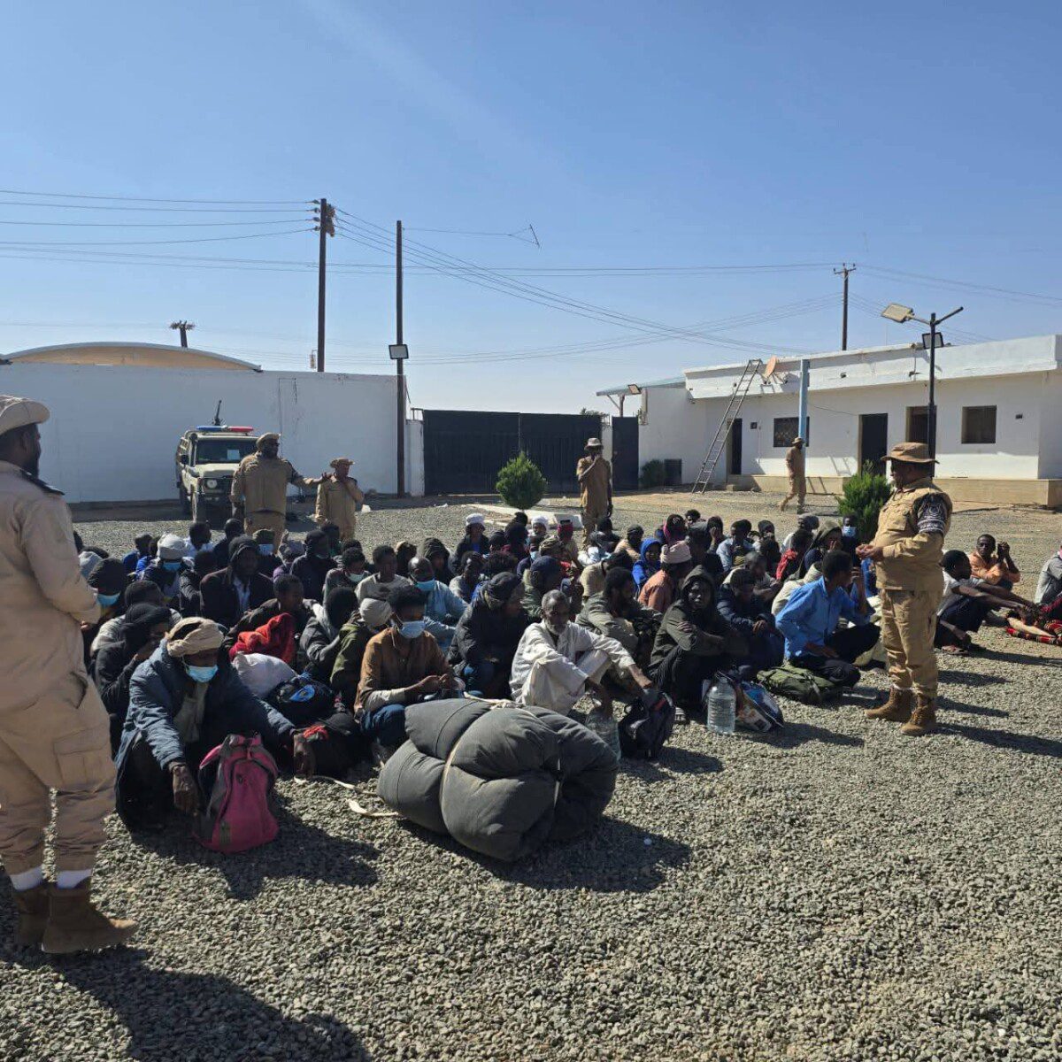 السلطات الليبية تُرحِّل عشرات اللاجئين السودانيين من الكفرة