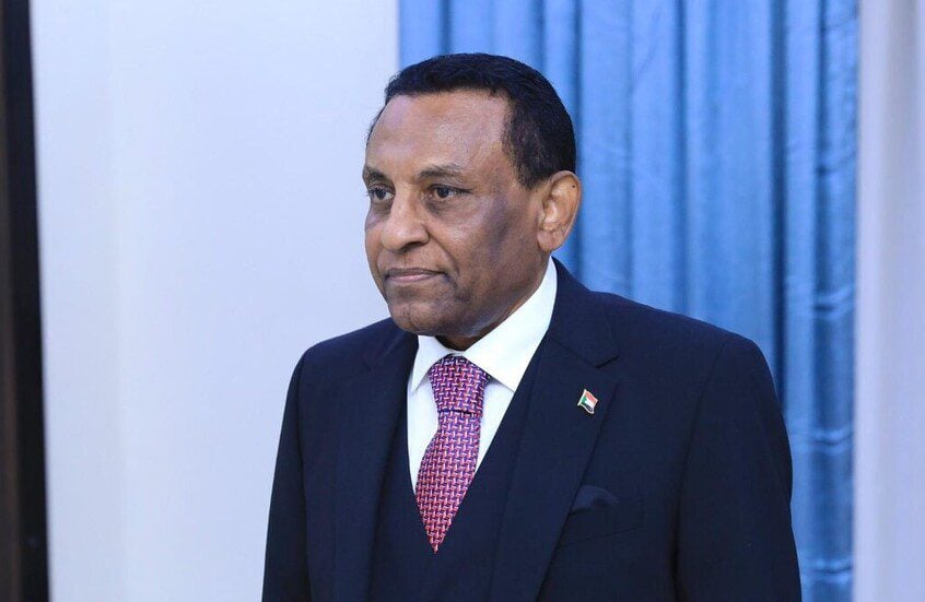 رئيس الوزراء السوداني يعين (5 )وزراء جدد.. وحركات مسلحة تقتنص (3) حقائب