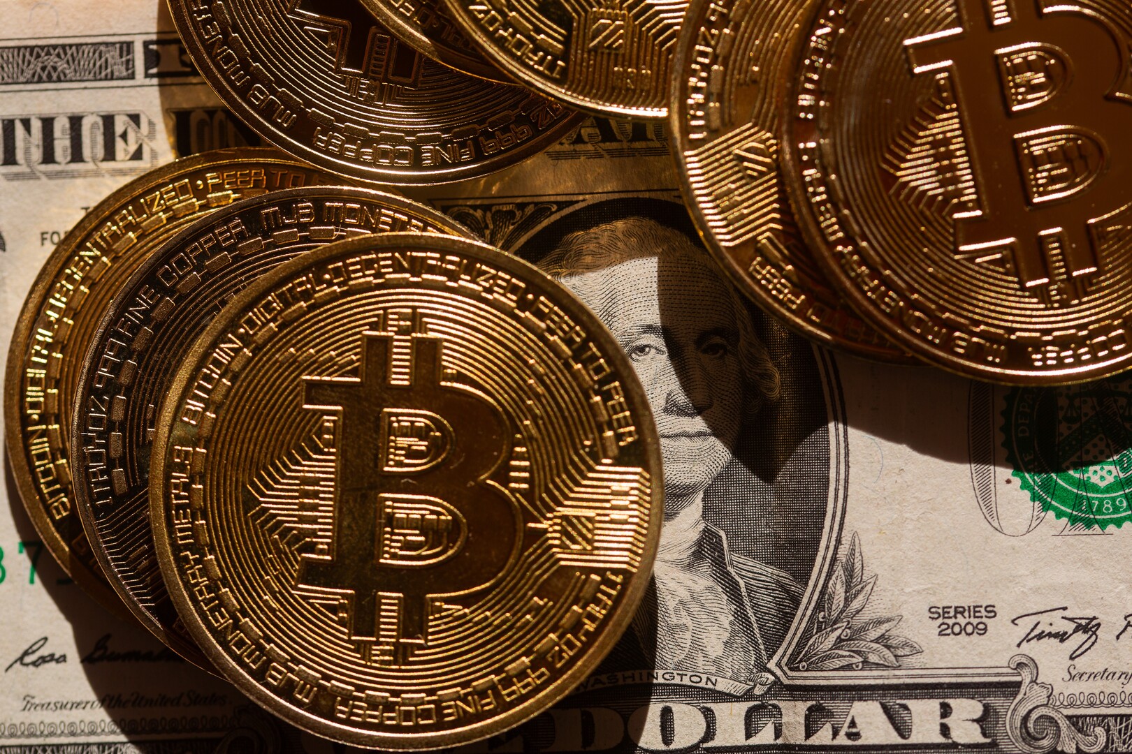 صعود عملة "البيتكوين" إلى قمة تاريخية