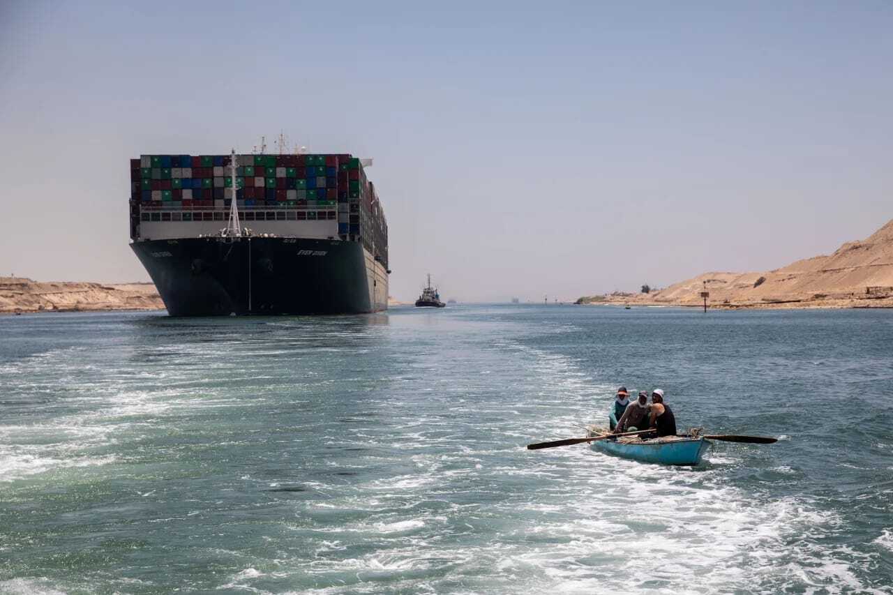 مصر.. تراجع حاد في إيرادات قناة السويس وقفزة في تحويلات المصريين بالخارج وإيرادات السياحة