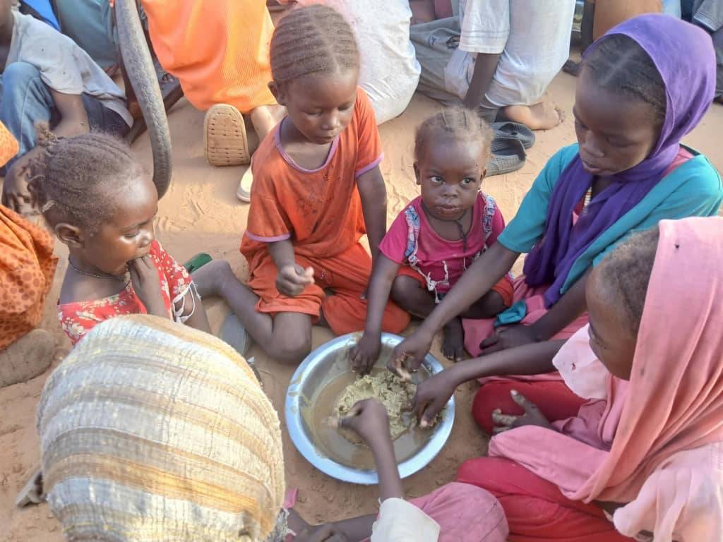 أمهات يستغثن وأطفال يواجهون الجوع والإسهال بالفاشر غربي السودان