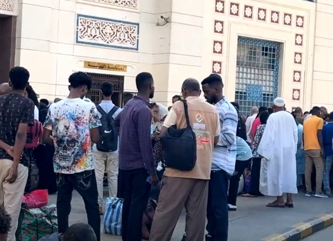 مصر تسير قطاراً خاصاً لنقل السودانيين من القاهرة إلى أسوان تمهيداً لعودتهم لبلادهم