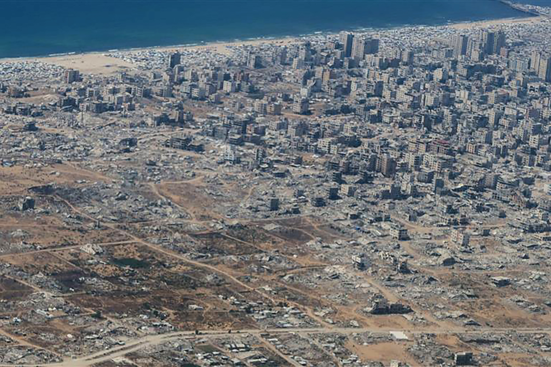 إسرائيل تريد طمس الحقيقة من الجو.. حظر التصوير في رحلات إسقاط المساعدات