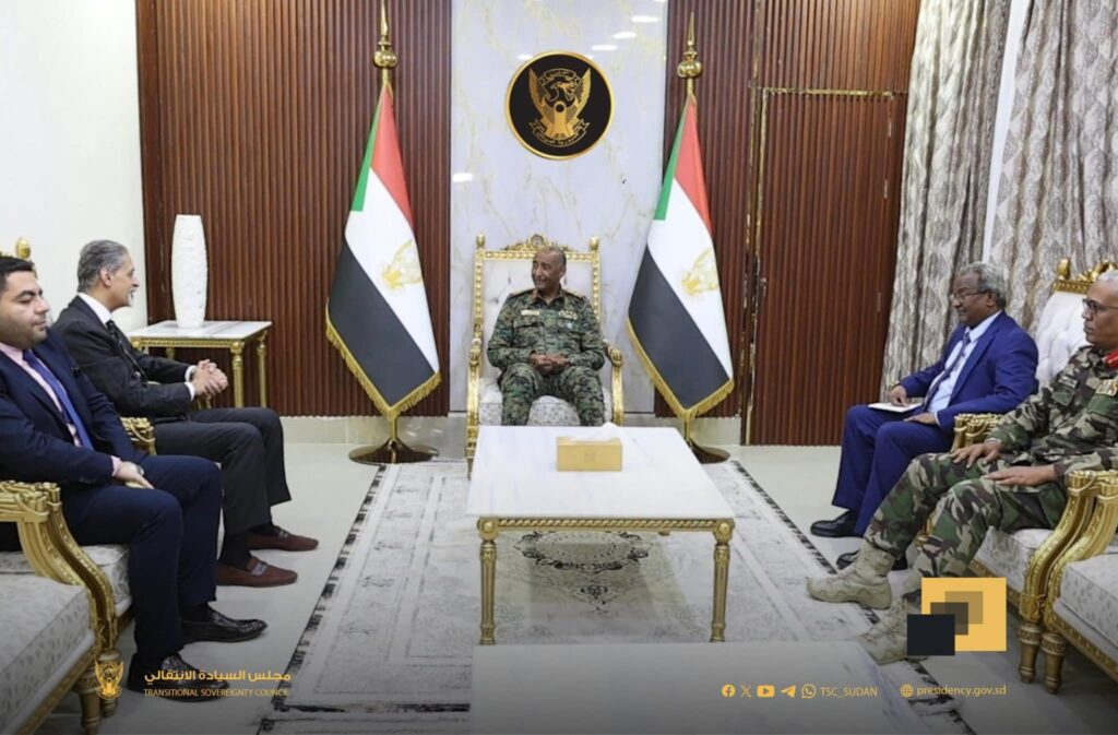رئيس مجلس السيادة يلتقي السفير المصري