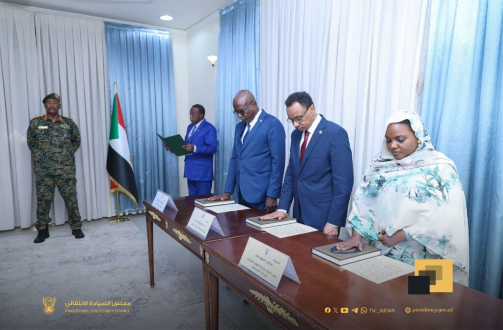 ووزراء الدولة يؤدون القسم أمام رئيس مجلس السيادة