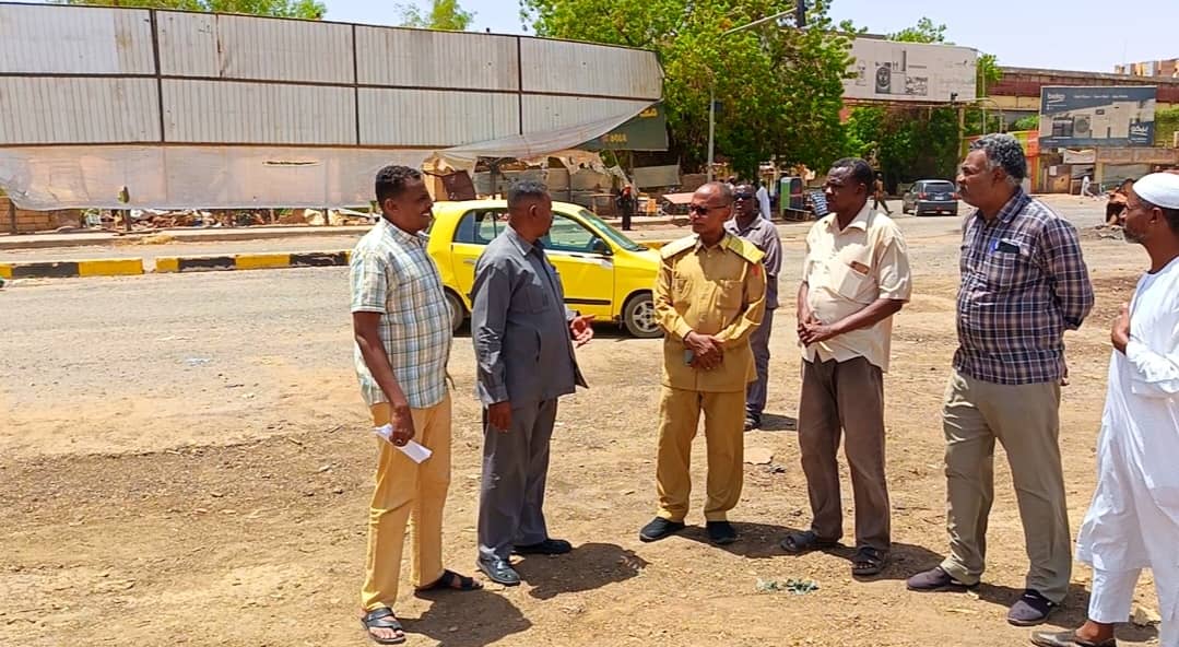 تمهيدا لعودة المواصلات الأسبوع الجاري …محلية الخرطوم تنفذ حملة للنظافة وإزالة مخلفات الحرب بموقف جاكسون