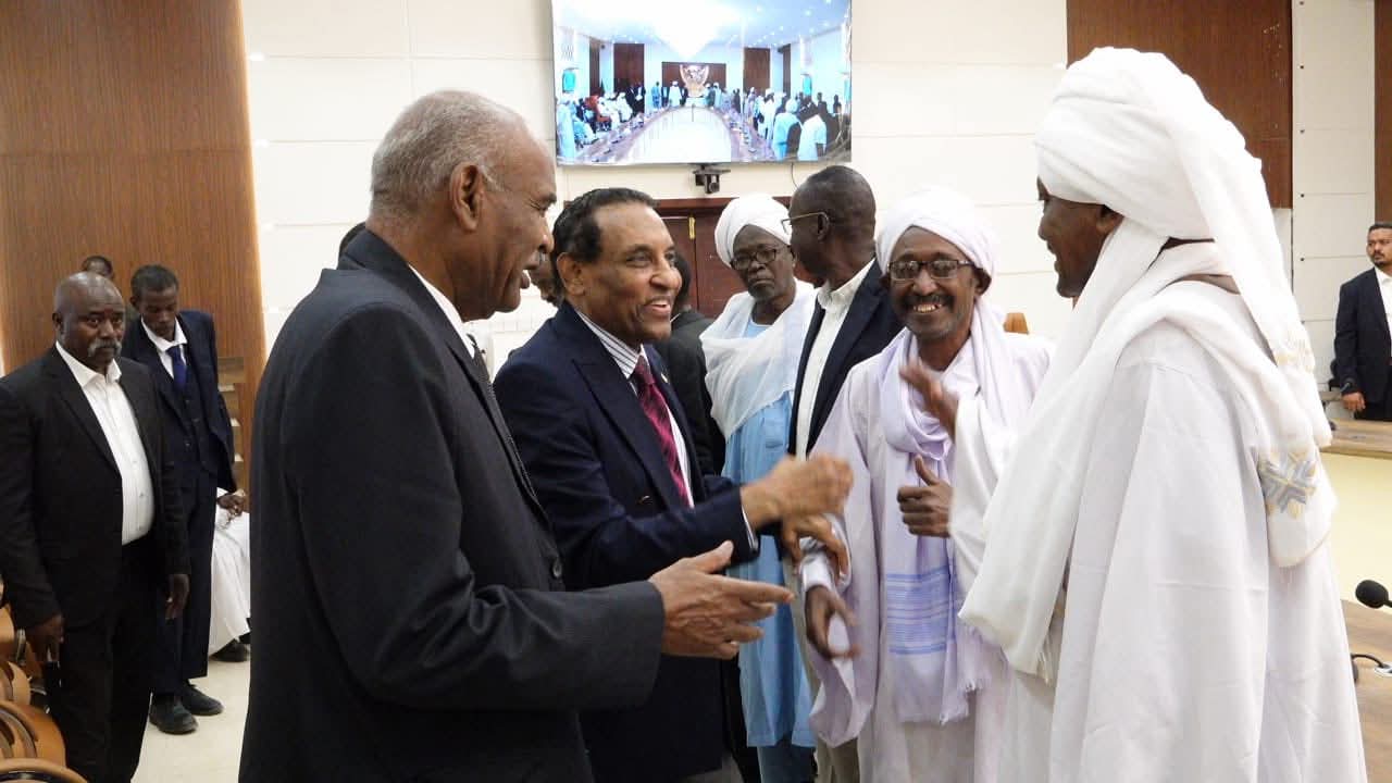 كامل إدريس يلتقي وفد حزب الأمة القومي ويؤكد أهمية التشاور مع القوى السياسية