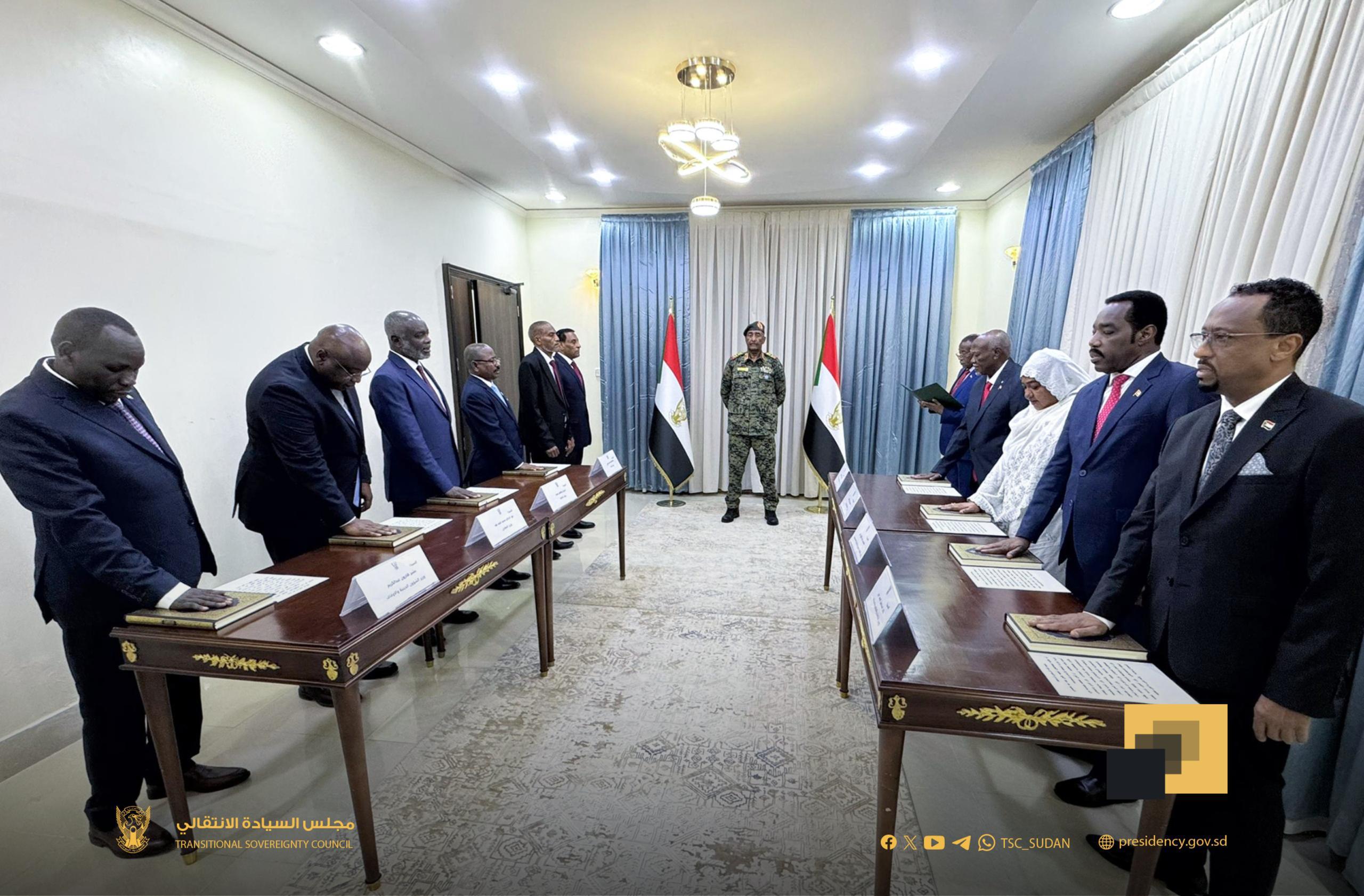 عقب أداء القسم أمام البرهان.. وزراء يتعاهدون على العمل بروح الفريق الواحد حتى يخرج السودان من الأزمة…