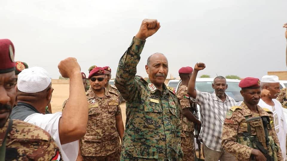 البرهان يعزي في شهداء مواطني الصالحة والجموعية ويتفقد سلاح المدرعات والفرقة السابعة مشاة