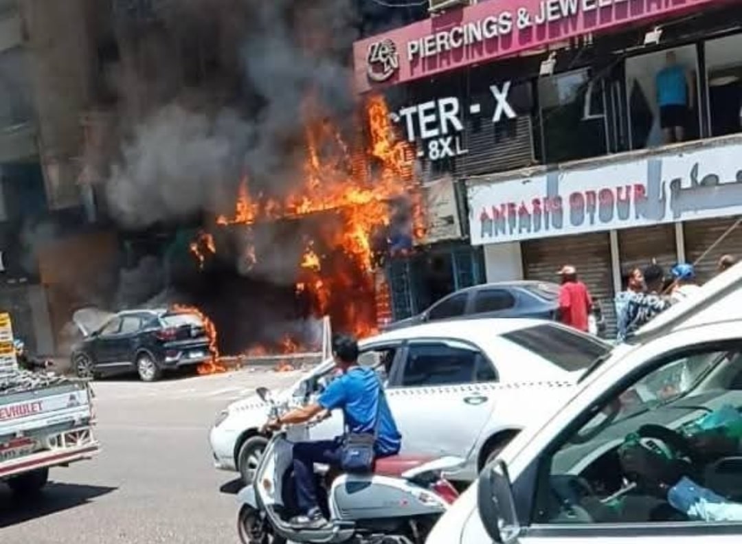 حريق هائل بشارع فيصل في القاهرة.. والمواطنون: “يا رب استرها”