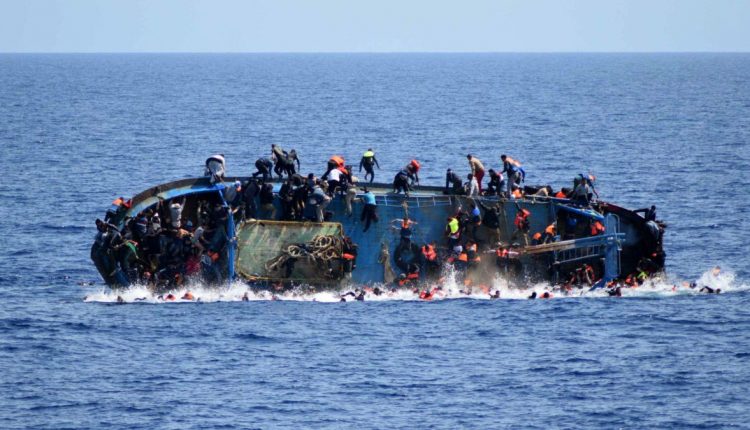 وفاة 18 مهاجرًا وفقدان 50 بعد غرق قارب شرق ليبيا