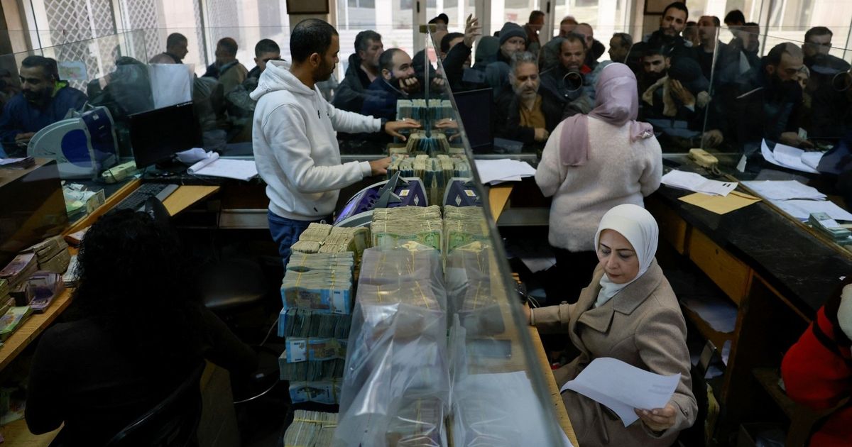 ترمب يوقع أمراً تنفيذياً بإنهاء عقوبات سوريا.. ودمشق: يفتح أبواب إعادة الإعمار