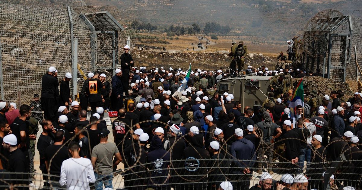 تغطية مباشرةإسرائيل تقصف دمشق.. وخلاف بين قيادات الدروز بشأن وقف إطلاق النار في السويداء
