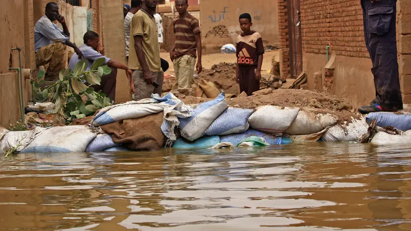 تهدد جهود الإغاثة.. الأمم المتحدة تحذر من فيضانات وشيكة بالسودان