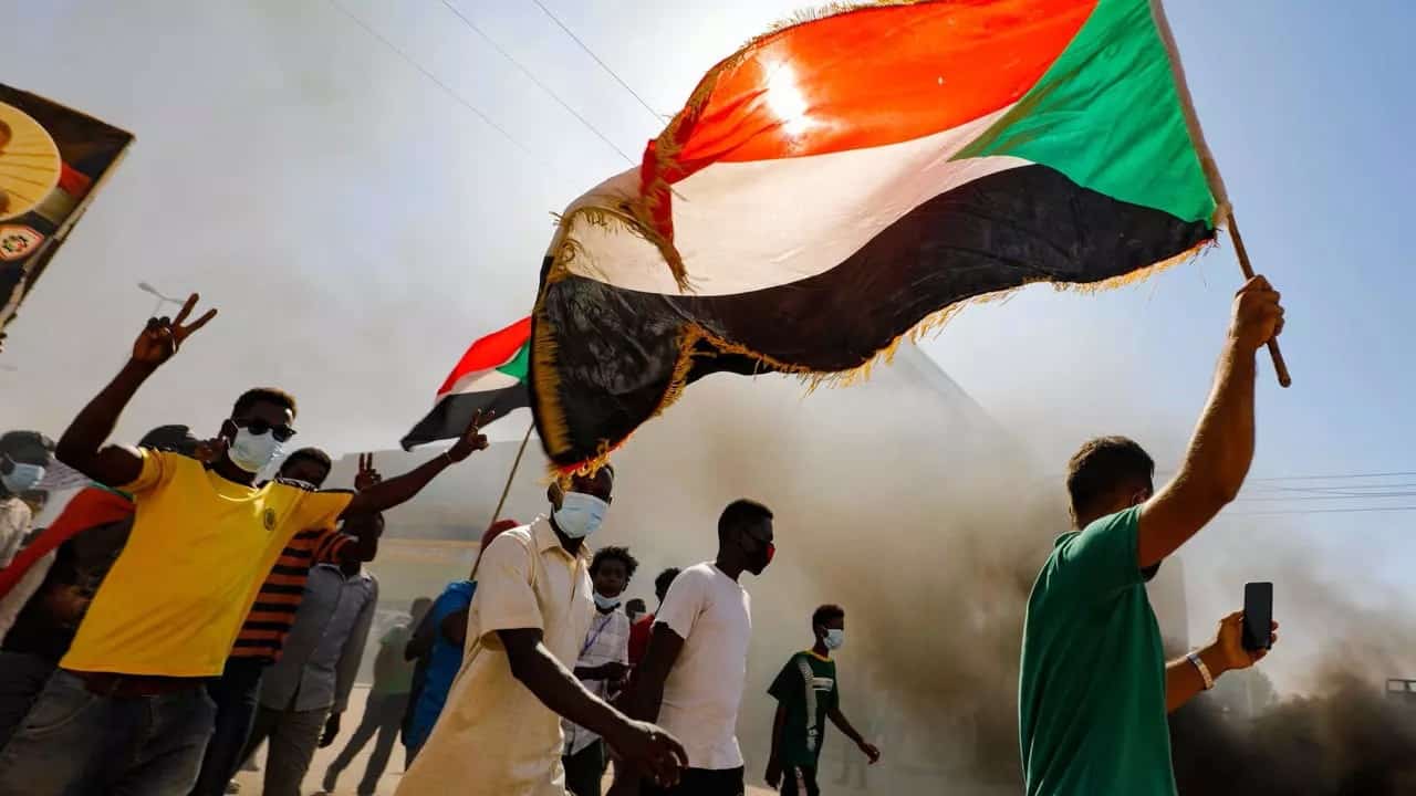 قوى ثورية تطالب باستبعاد القيادات العسكرية لأطراف الحرب من أي دور سياسي أو عسكري مستقبلي بالسودان