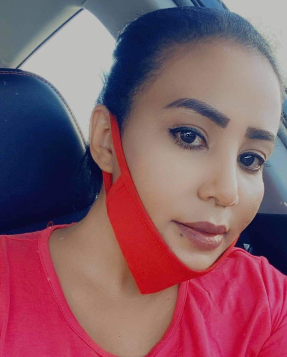 شاهد بالفيديو.. الناشطة وسيدة الأعمال السودانية الشهيرة “رانيا أربجي” تغمر إحدى مطربات الدلوكة بأموال النقطة بالعملة الصعبة “الدولار”