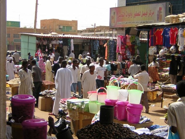 اتهامات جديدة لقوات الجيش بسرقة المحال التجارية بالفاشر