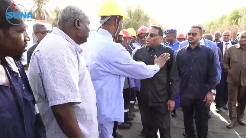 كامل إدريس يصل الخرطوم في أول زيارة بعد تعيينه