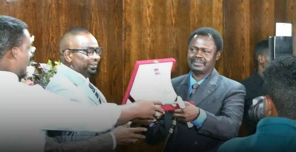 بعد تكريمه بدرع «الكرامة».. مناوي يقول إن السودان لن يدار بالوصاية