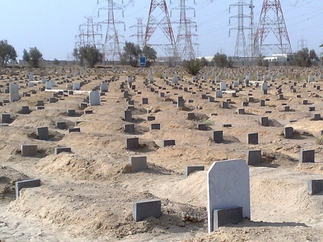 محلية بحري تبحث عن حلول لقضية الرفاة المدفونة خارج المقابر