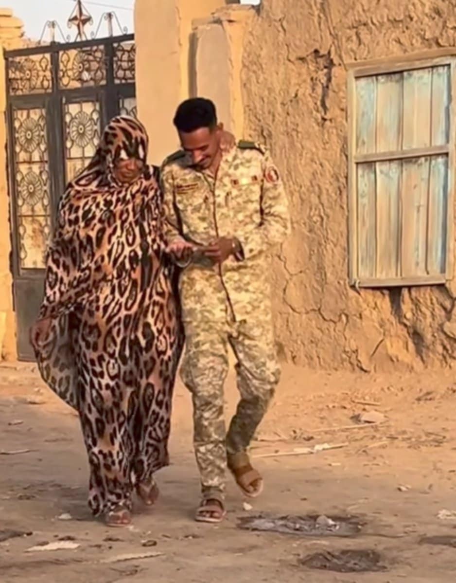 شاهد.. مقطع الفيديو الذي خطف القلوب.. جندي بالجيش السوداني يقابل والدته بعد طول غياب ويتمشى معها في الشارع العام