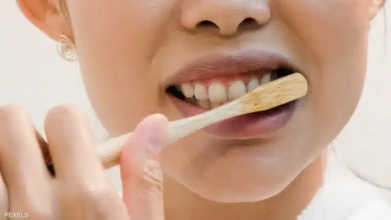 غالبية الناس يغسلون أسنانهم خطأ.. إليك الطريقة الصحيحة