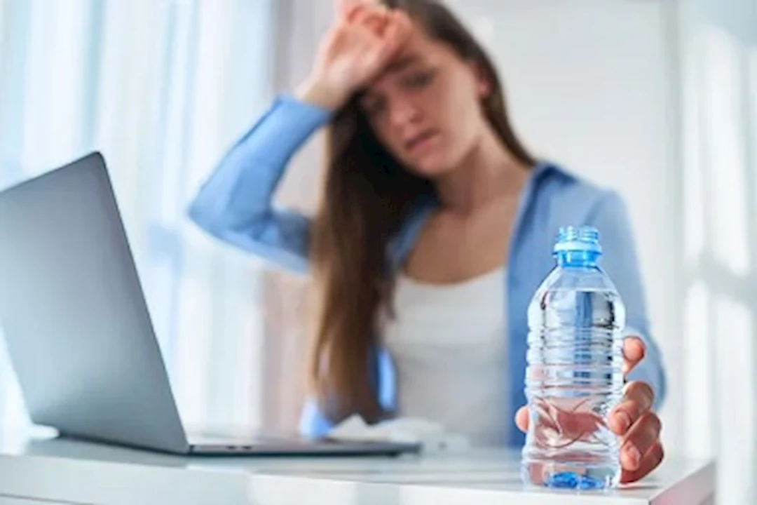 تشقق الشفاه ليس وحده.. أعراض غير متوقعة تنذرك بالجفاف