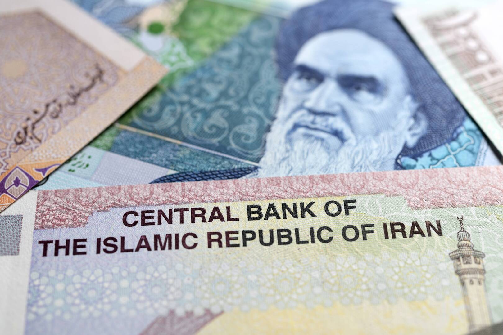 إيران تزيل 4 أصفار من عملتها