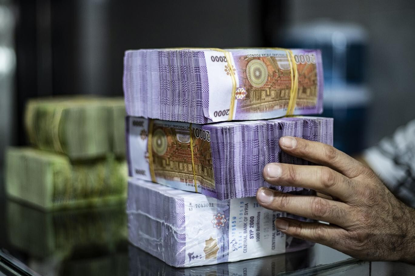 الليرة السورية تشهد المزيد من التراجع .. ما علاقة ذلك بزيادة الرواتب؟ 
