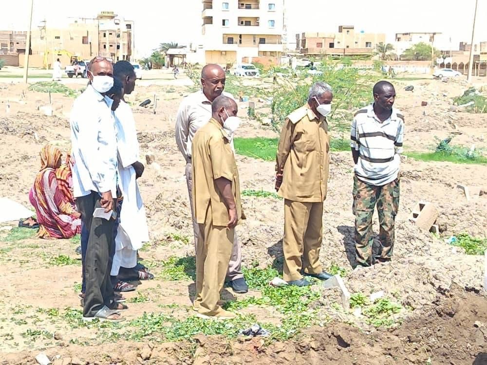 محلية جبل أولياء تبدأ نقل رفات الموتى من مواقع الدفن العشوائي خلال الحرب محلية جبل أولياء تبدأ نقل رفات الموتى من مواقع الدفن العشوائي خلال الحرب