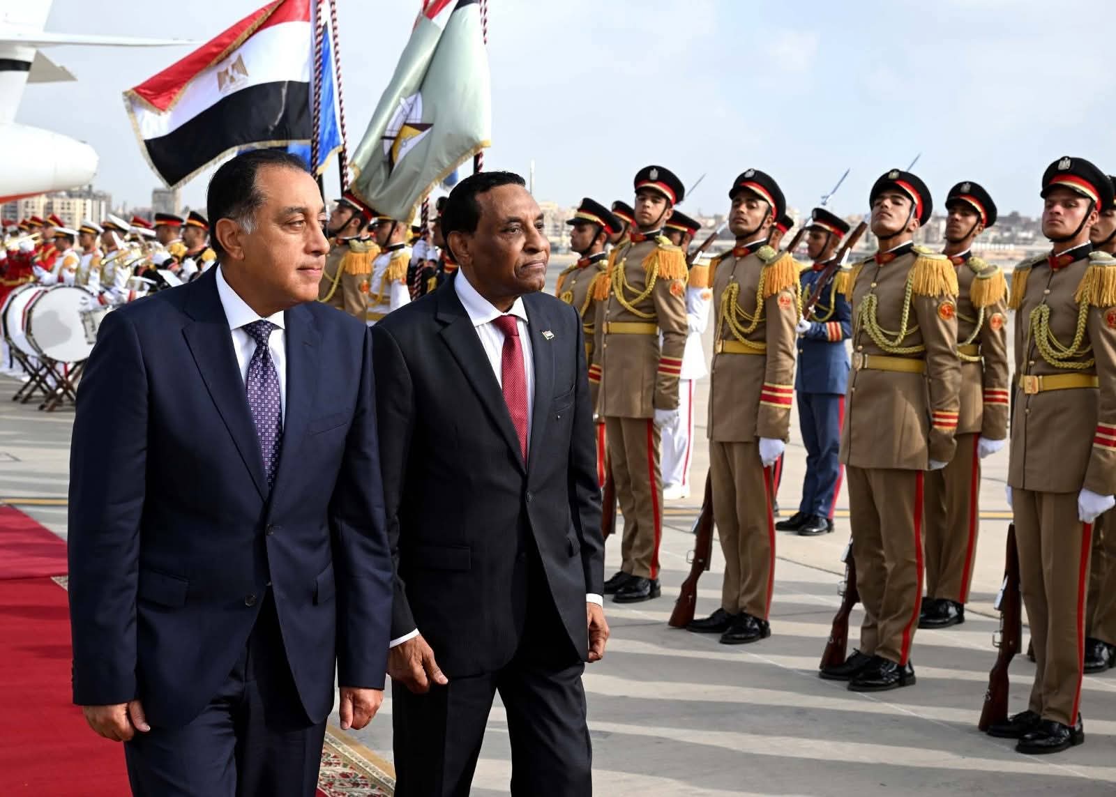 رئيس مجلس الوزراء السوداني يصل القاهرة في أول زيارة خارجية له