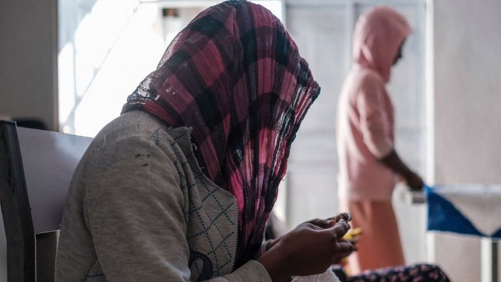 شجاعة طفلة تكشف شبكة ابتزاز جنسي يقودها متهم بعد إيهام الضحايا بفرص عمل