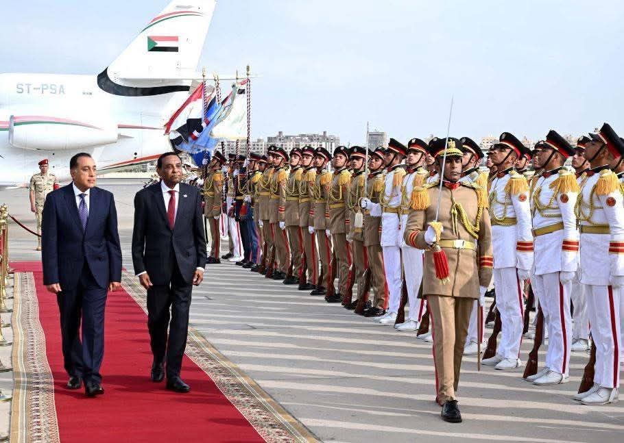 رئيس الوزراء د. كامل إدريس يصل الآن القاهرة المصرية في أول زيارة خارجية له، ورئيس الوزراء المصري…