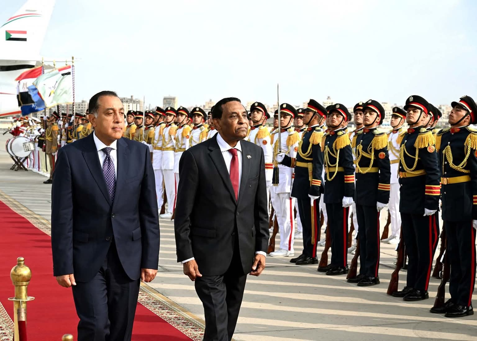 رئيس مجلس الوزراء يصل القاهرة تلبية لدعوة نظيره المصري