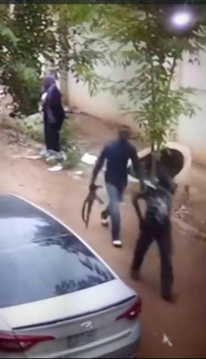 الشرطة تلقي القبض على أحد المتهمين بحادثة نهب أستاذة في أم درمان
