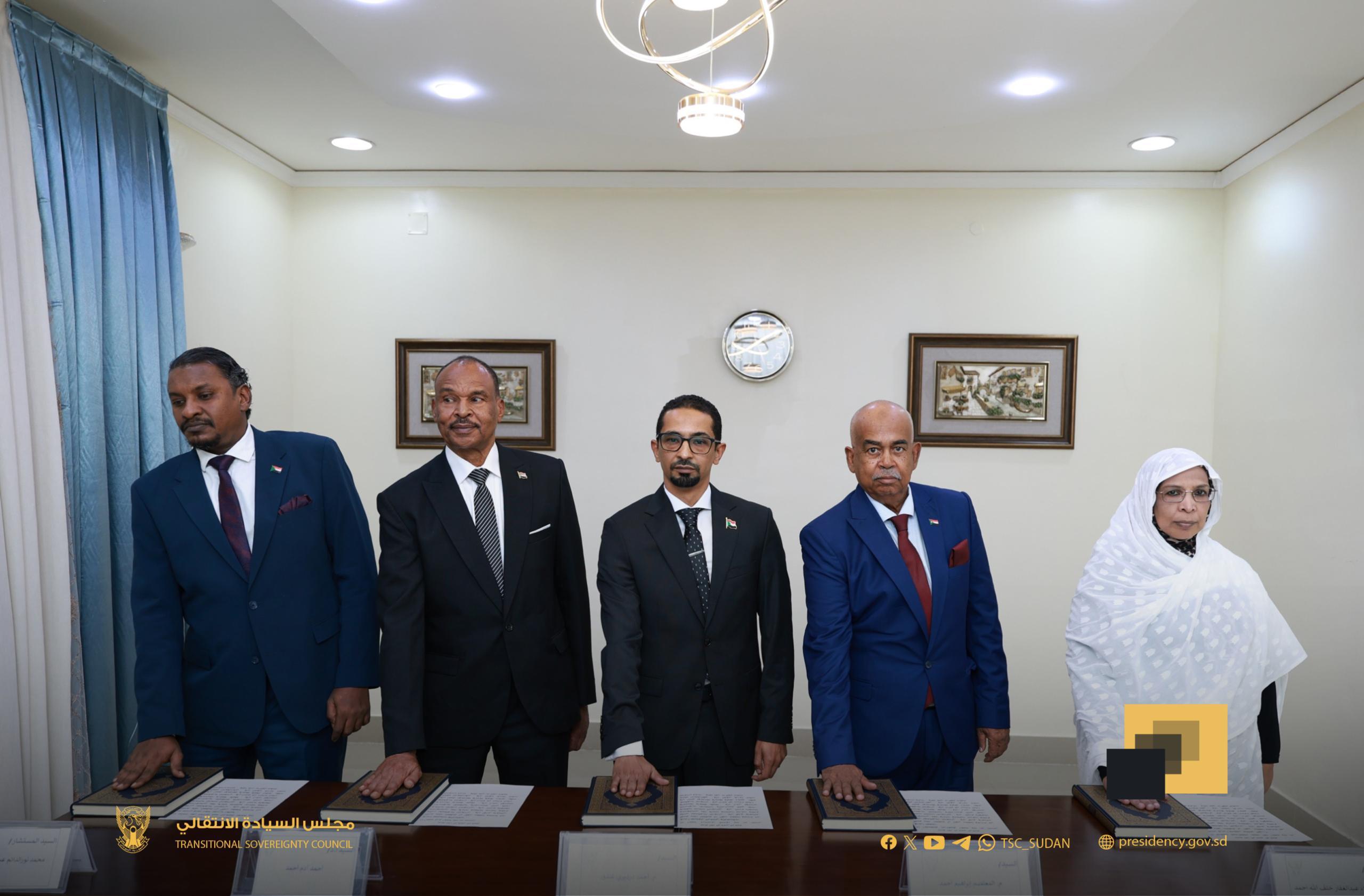 خمسة وزراء جُدد يؤدُّون القَسَم أمام رئيس مجلس السيادة