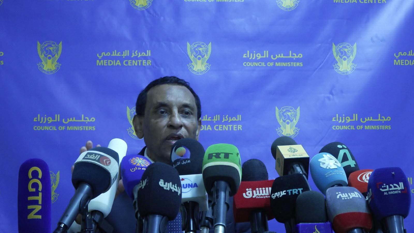 كامل إدريس يقود نفرة لنظافة الخرطوم