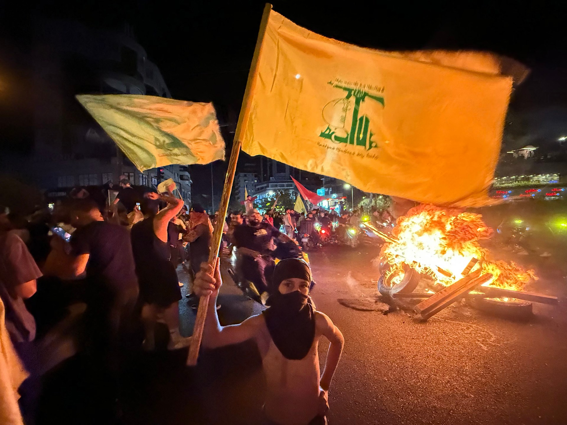 مناصرون لحزب الله وأمل يتظاهرون ضد خطة حصر السلاح بيد الدولة