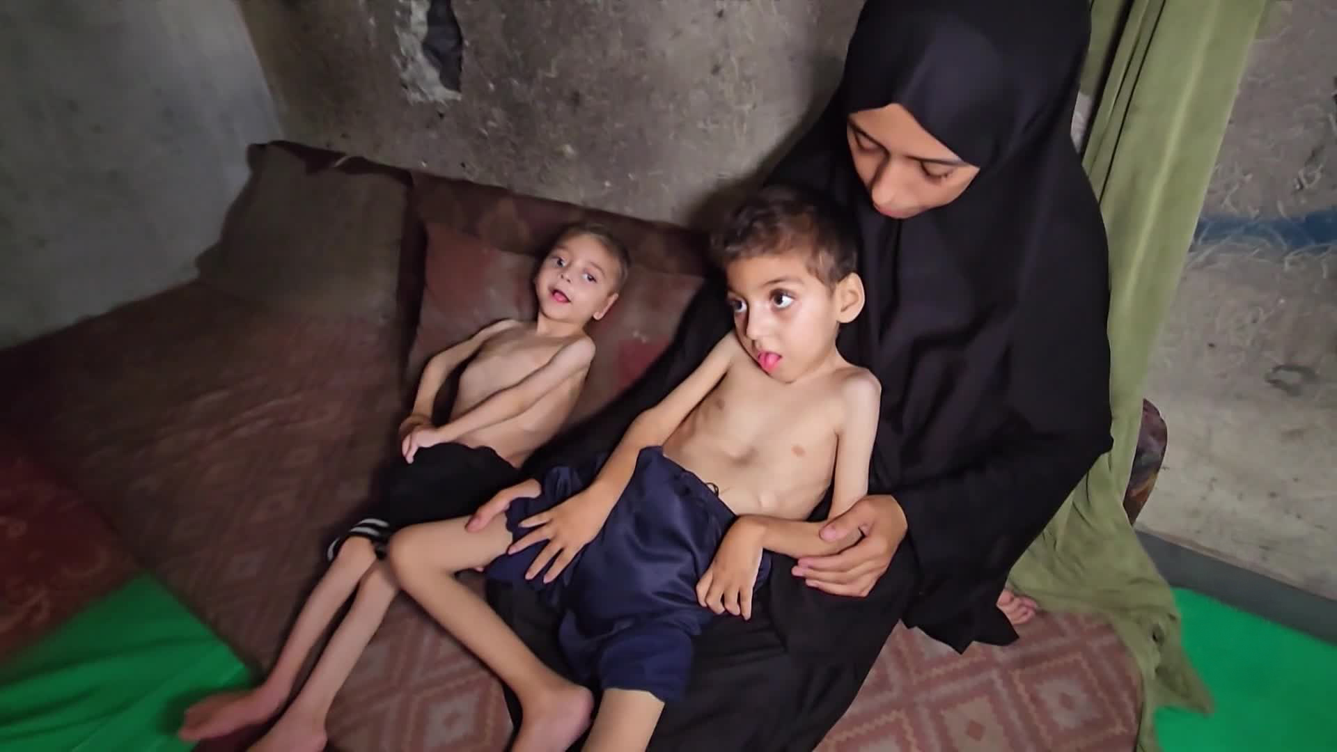 مراسلة الجزيرة نت.. قصة أم تطعم أبناءها من رماد المجاعة