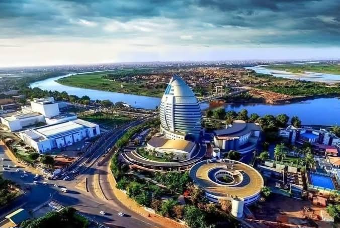 قرار بإفراغ وسط الخرطوم من شارع النيل شمالاً إلى حديقة القرشي جنوباً ومنطقة المقرن غرباً الى القيادة…