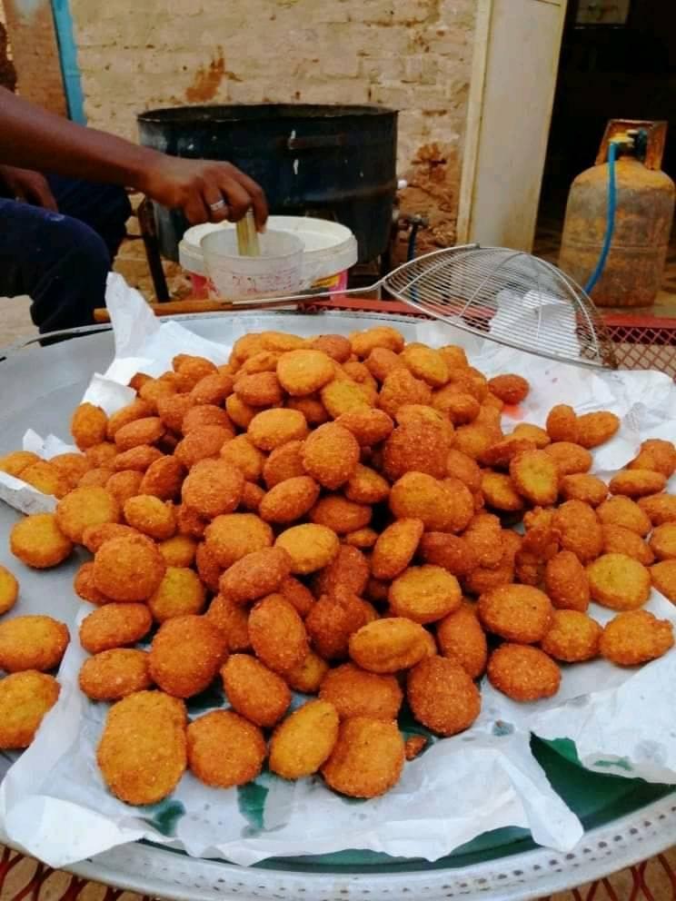 شاهد بالفيديو.. (طعمية الكبكبي والعيش البلدي الحار) فتاة مصرية تعبر عن عشقها للفطور السوداني من أحد المحلات بأرض اللواء