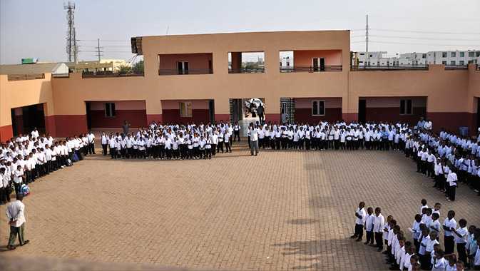 شاهد بالفيديو.. طلاب سودانيون يثيرون فوضى عارمة داخل الفصل الدراسي ويقللون من إحترام معلمهم المتواجد معهم والغضب يجتاح مواقع التواصل (قلة أدب وجيل فاسد لا يرجى منه)