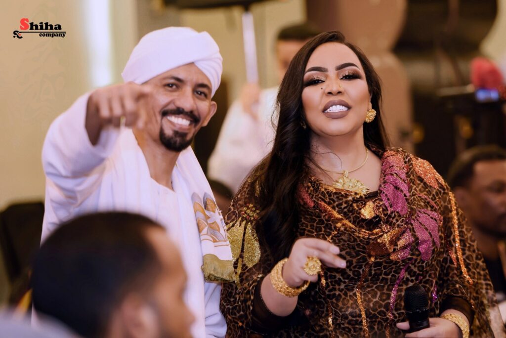 شاهد بالفيديو.. الفنان علي الشيخ يلتقي بالفنانة إيمان الشريف وزوجها بأحد شوارع القاهرة ويدندن معهما بإحدى أغنياته